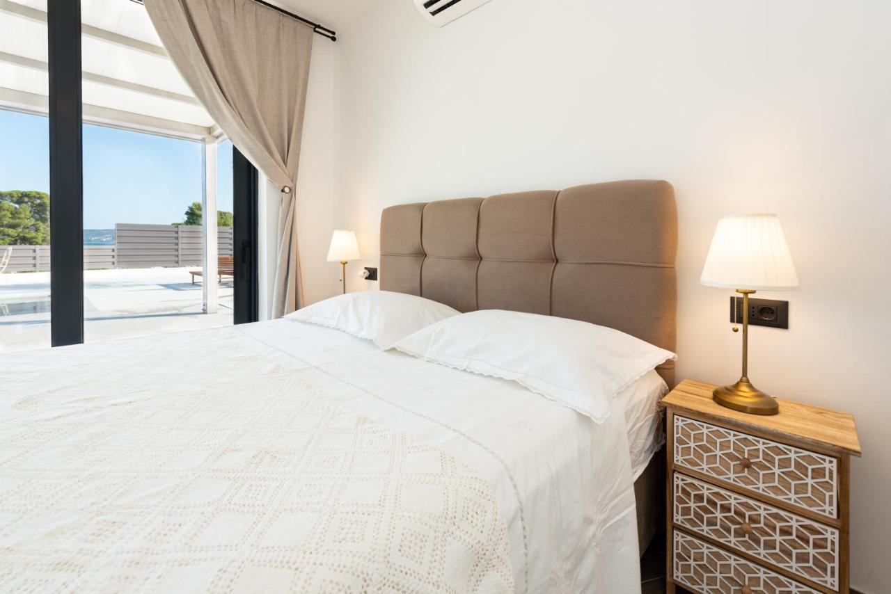 Beach Haven House With Pool And Jacuzzi Kaštela Esterno foto