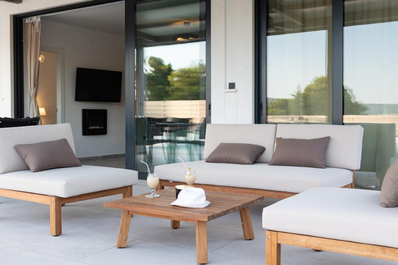 Beach Haven House With Pool And Jacuzzi Kaštela Esterno foto
