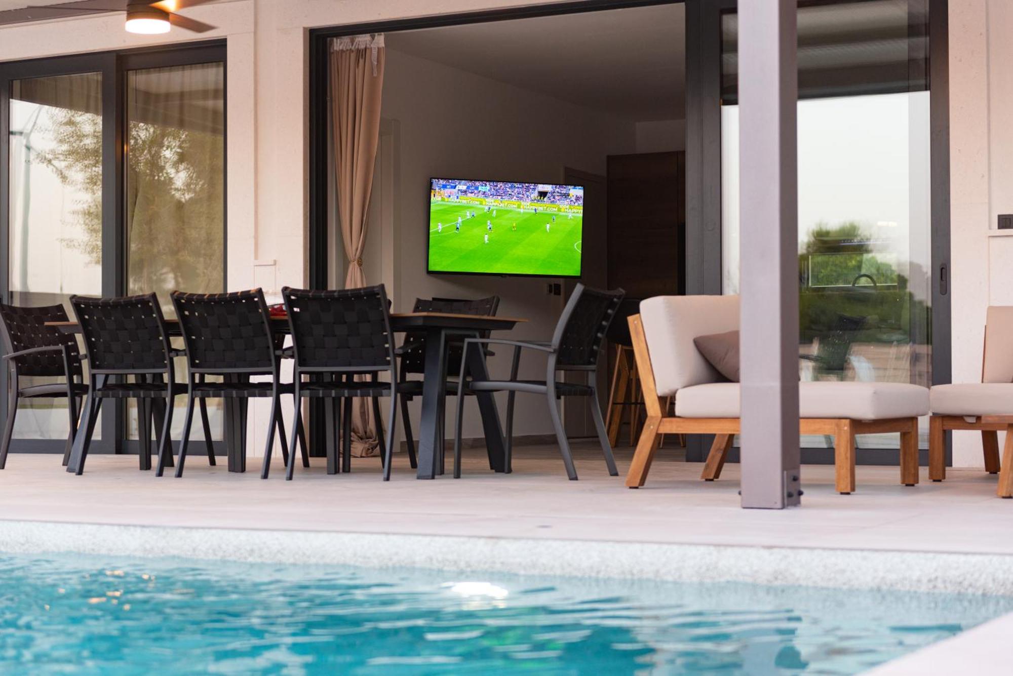 Beach Haven House With Pool And Jacuzzi Kaštela Esterno foto