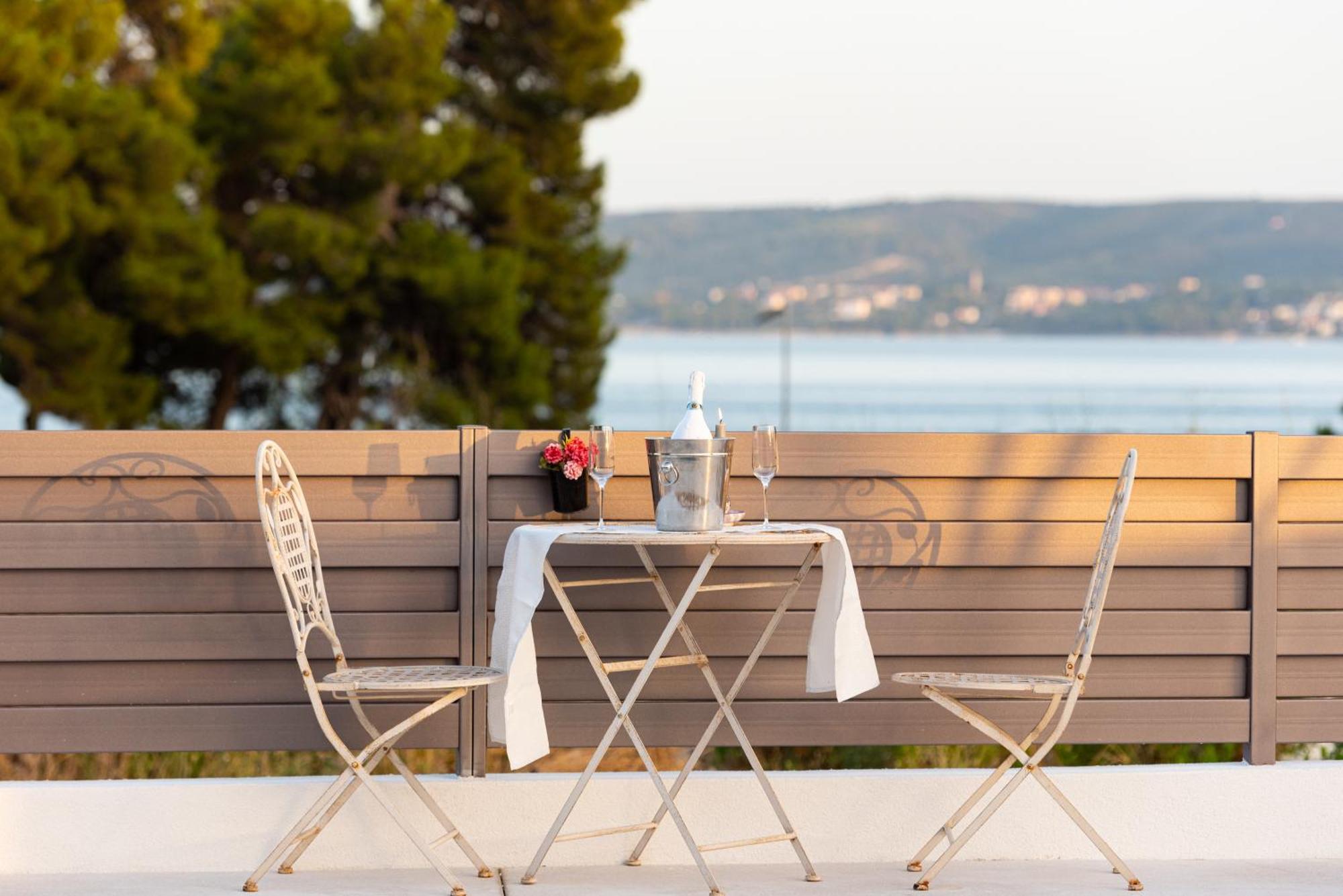 Beach Haven House With Pool And Jacuzzi Kaštela Esterno foto