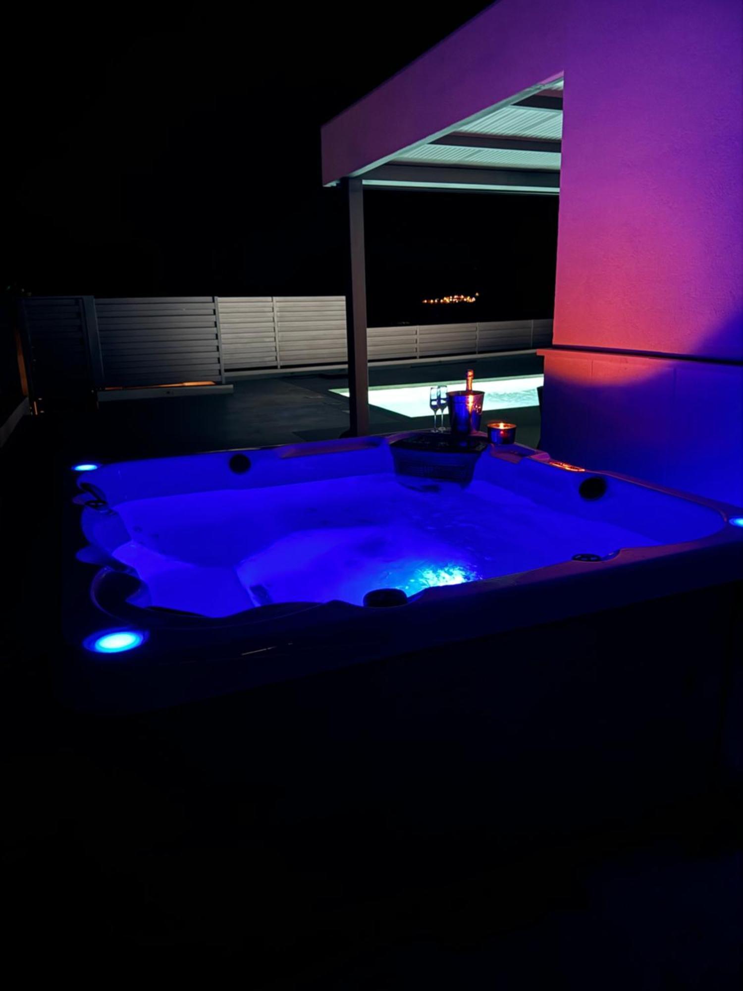 Beach Haven House With Pool And Jacuzzi Kaštela Esterno foto