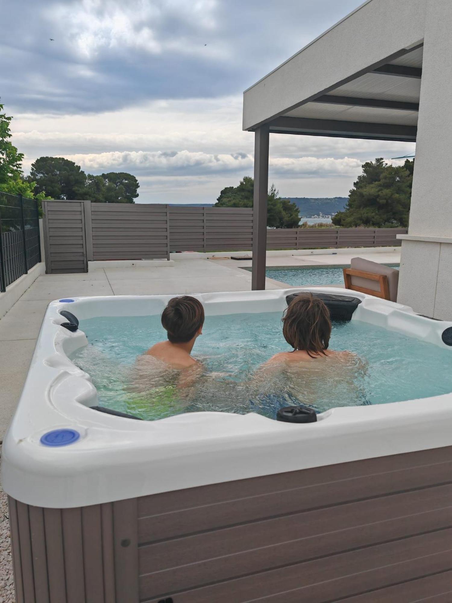Beach Haven House With Pool And Jacuzzi Kaštela Esterno foto