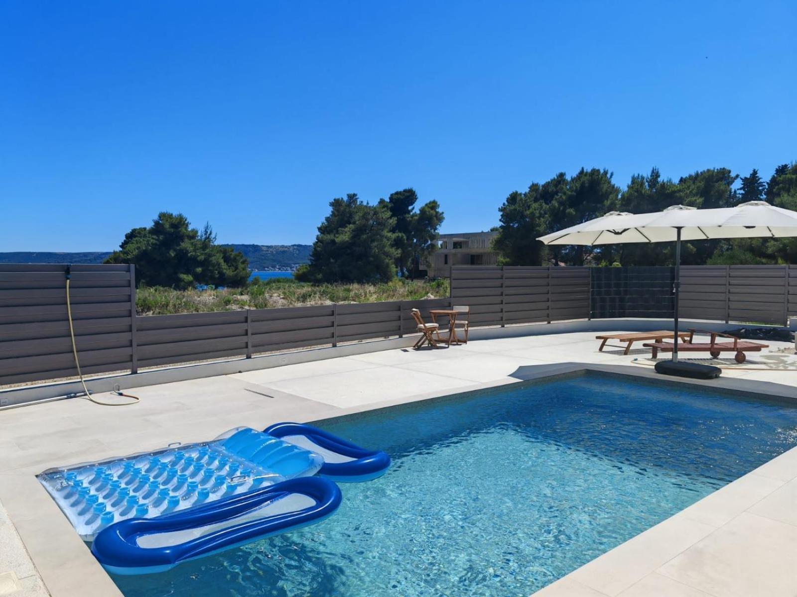 Beach Haven House With Pool And Jacuzzi Kaštela Esterno foto